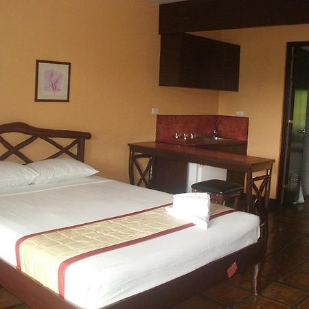 Graceland Estates And Country Club Hotel Lucena Luaran gambar